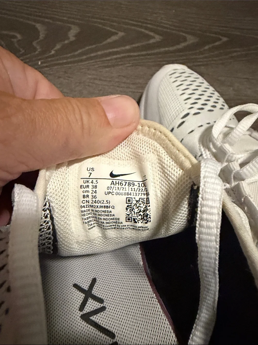 Nike White and Black Air 270 Mesh Running Shoes - Picture 6 of 9